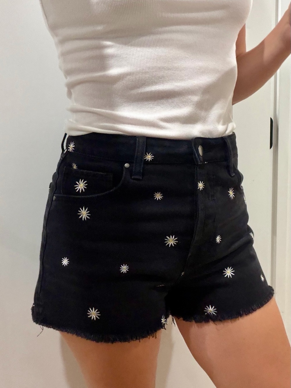 Black Daisy Embroidered Denim Shorts 🌼